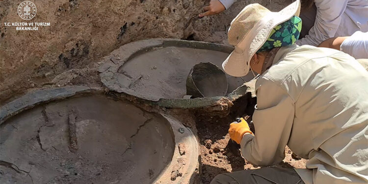 Ayanis Kenti'ndeki kazılarda kalkan ve miğfer bulundu