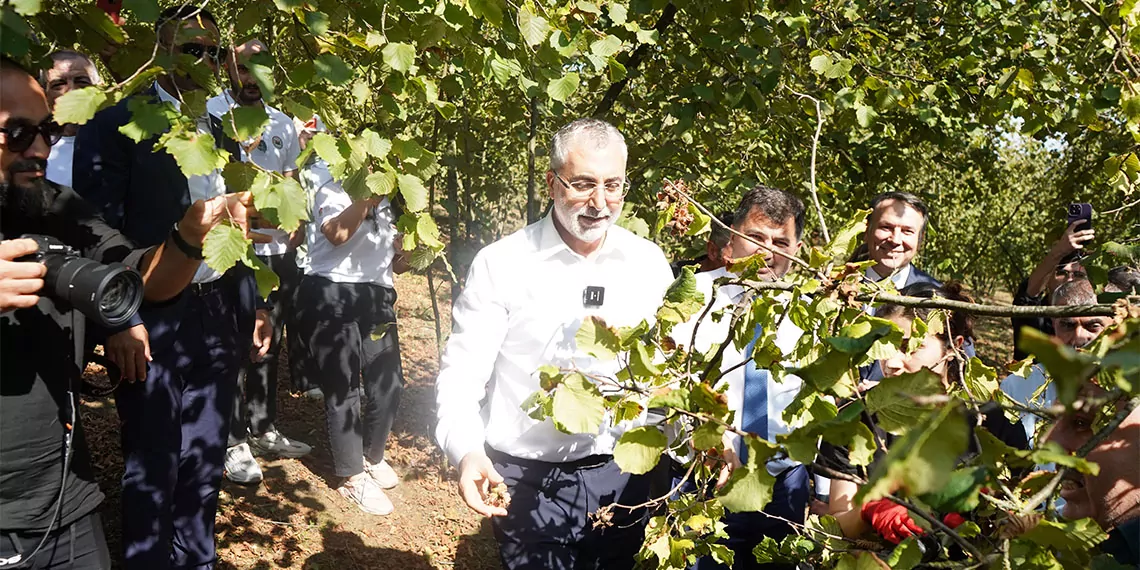 Çalışma ve sosyal güvenlik bakanı vedat işıkhan, "aileler tarlada ve bahçede çalışırken çocukların eğitimden geri kalmaması noktasında çalışmalar söz konusu. Bu çerçevede temel amacımız, çocuk işçiliğin sona erdirilmesi sürecinde çalışmalarımızı yoğunlaştırıyoruz" dedi.