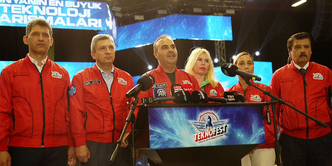 Antalya'da düzenlenen TEKNOFEST'i ziyaret eden Sanayi ve Teknoloji Bakanı Mehmet Fatih Kacır, "İnanıyorum ki buralarda geleceğin Aziz Sancarları var, geleceğin Selçuk Bayraktarları var. Türkiye'yi geleceğe taşıyacak, Türk gençliğinin hayallerini, ufkun ötesine taşıyan Alper Gezeravcı gibi tarihi adımları, milletimizle buluşturacak nice gencimiz var" dedi.