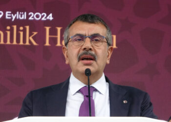 Sınavları kaldırmıyoruz, müfredatı hafifletiyoruz