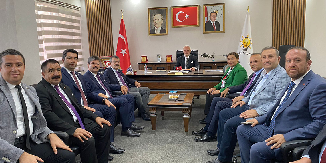 Milli Eğitim Bakanı Yusuf Tekin, "Sınavları kaldırmıyoruz arkadaşlar. Sınavları başka zaman tartışacağız. Ama size şu müjdem var; eğitim- öğretim sistemimizi, öğretmenlerimizin ve öğrencilerimizin üzerlerindeki yükü hafifletmek için dünyadaki standartlara uygun bir hale getirmek için müfredatımızı yüzde 35 oranında hafiflettik. Size iyilikler yaptık. Test sınavlarını kaldırdık biliyorsunuz" dedi.