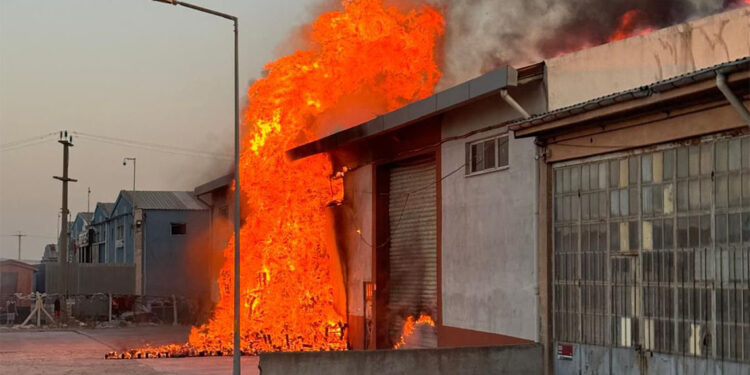 Köpüklerin bulunduğu depoda yangın