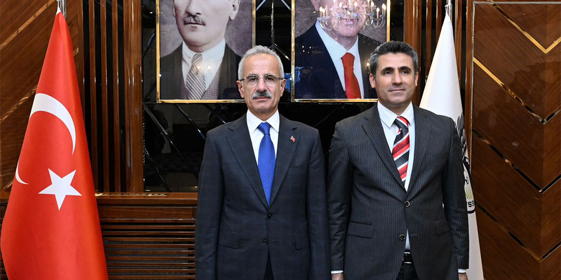 Ulaştırma ve Altyapı Bakanı Abdulkadir Uraloğlu, Bingöl'de, “Ülkemizin her tarafında birçok iş yaptık. Bazen eleştiri yapmak adına, ülkemizin bazı bölgelerinin ihmal edildiğini söylerler. Biz rakamlarla, haritalarla, o söylenenlerin doğru olmadığını ortaya koyuyoruz. Hangi ilimize ne lazımsa, hep beraber, ekibimizle, sizlerin sahadaki desteğiyle yapmaya gayret ediyoruz” dedi.