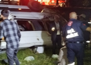 Bingöl'de yolcu minibüsü devrildi; 13 yaralı