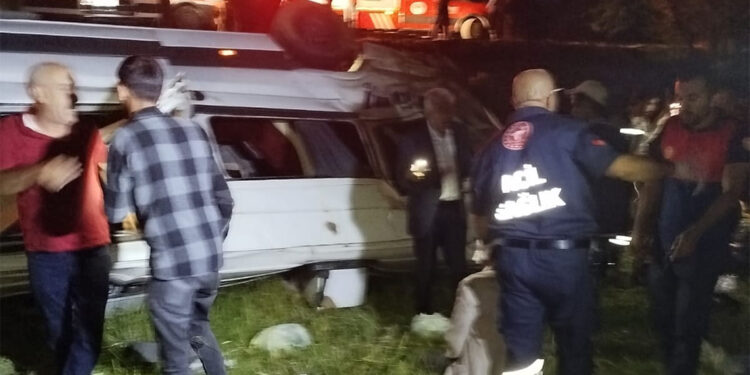 Bingöl'de yolcu minibüsü devrildi; 13 yaralı