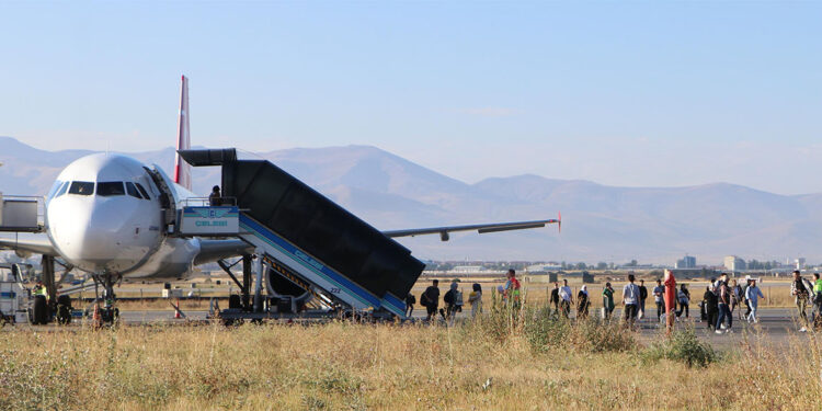 Bomba ihbarı asılsız çıkan Hindistan uçağındaki yolcuların bekleyişi sürüyor