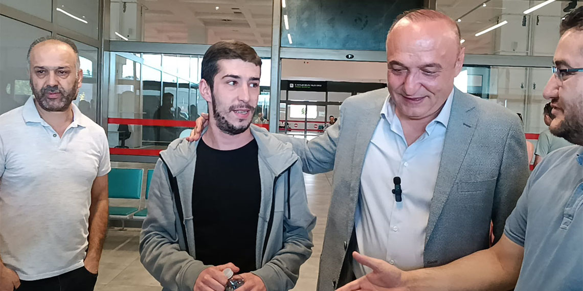 Bosna Hersek'te alıkonulan, Dışişleri Bakanlığı'nın araya girmesi ile ulaşılan Deniz Eliş (25), memleketi Gaziantep'e geldi.