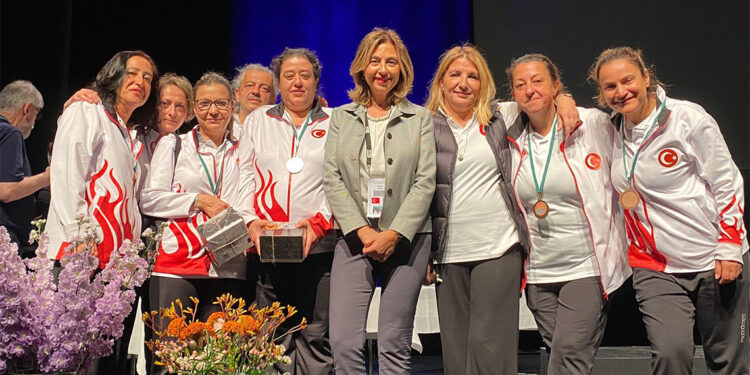 Briç'e kadın eli değdi Avrupa ve dünyada dereceler geldi