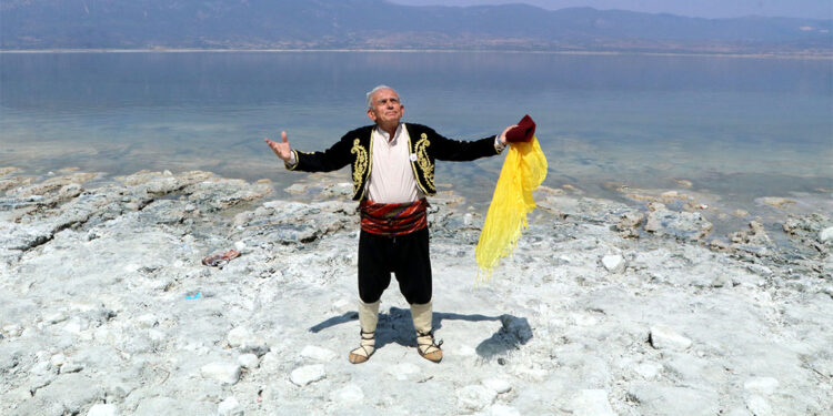 Emekli öğretmen Burdur Gölü için ağıt yaktı