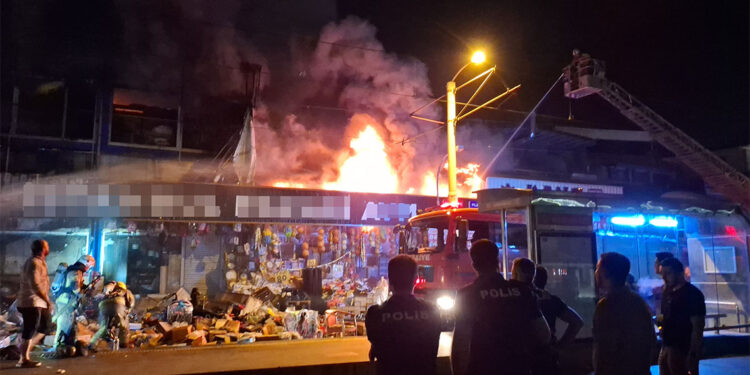 Bursa'da hediyelik eşya satan mağazada yangın