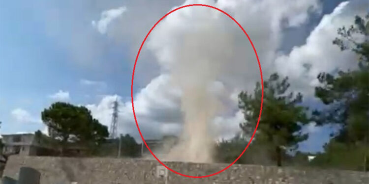 Bursa'da hortum sandalyeleri uçurdu