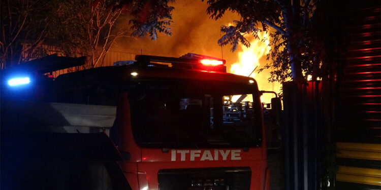 Bursa'da palet fabrikası alev alev yandı