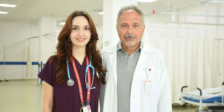 Baba-kız aynı hastanede şifa dağıtıyor