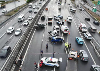 Bağcılar TEM'de zincirleme trafik kazası: 2 ölü 5 yaralı
