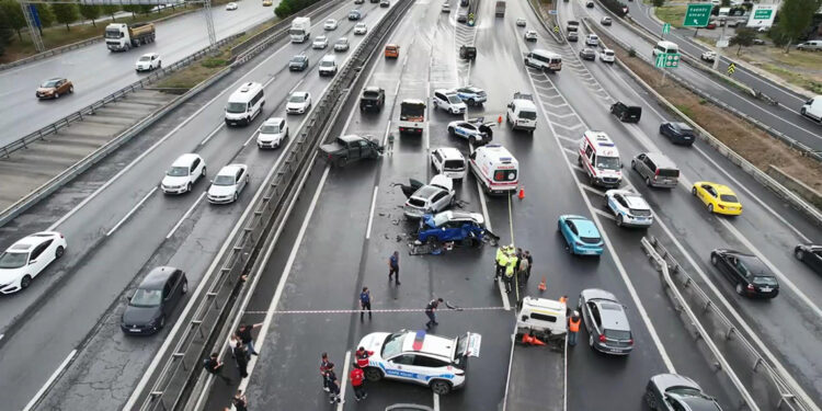 Bağcılar TEM'de zincirleme trafik kazası: 2 ölü 5 yaralı