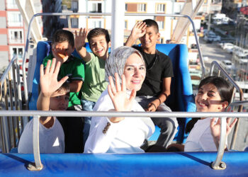 Bakan Göktaş, depremzede çocukların lunapark eğlencesine eşlik etti