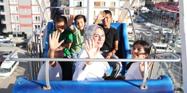 Bakan Göktaş, depremzede çocukların lunapark eğlencesine eşlik etti