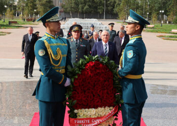 Bakan Güler, Vatan Koruyucuları Anıtı’nı ziyaret etti