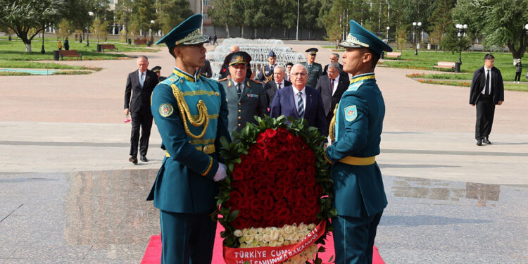 Bakan Güler, Vatan Koruyucuları Anıtı’nı ziyaret etti