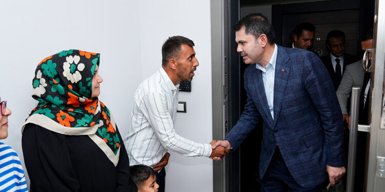 Bakan Kurum, 100 bininci deprem konutunda misafir oldu