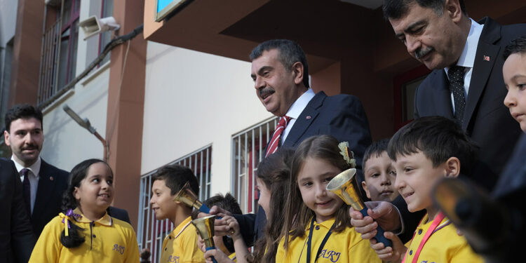 Bakan Tekin, yeni eğitim öğretim yılının ilk ders zilini çaldı