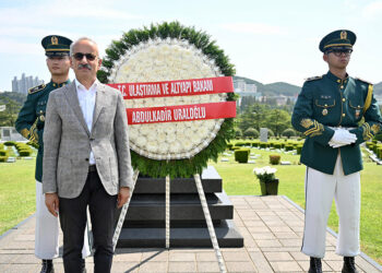 Bakan Uraloğlu, Busan'da Birleşmiş Milletler Anıt Mezarlığı'nı ziyaret etti