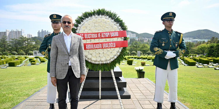Bakan Uraloğlu, Busan'da Birleşmiş Milletler Anıt Mezarlığı'nı ziyaret etti