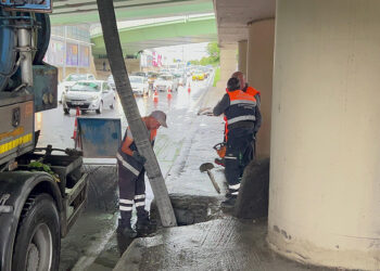 Bakırköy'de alt geçidi su bastı; trafik durma noktasına geldi
