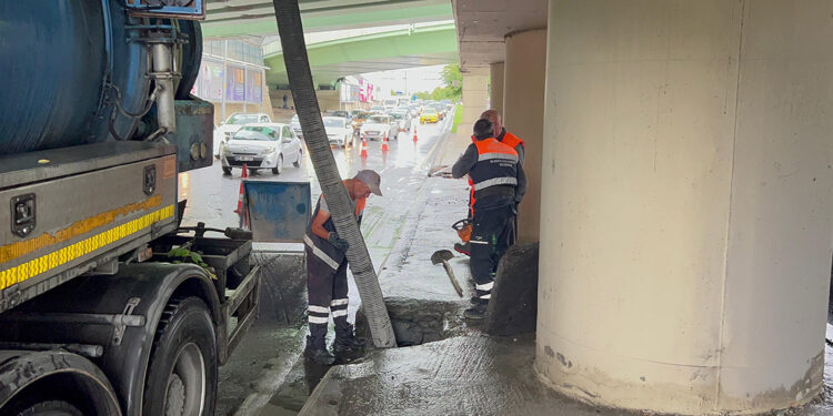 Bakırköy'de alt geçidi su bastı; trafik durma noktasına geldi