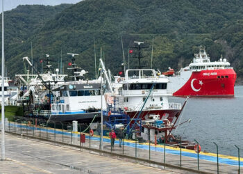 Bartın'a fırtına uyarısının ardından balıkçı tekneleri limana çekildi