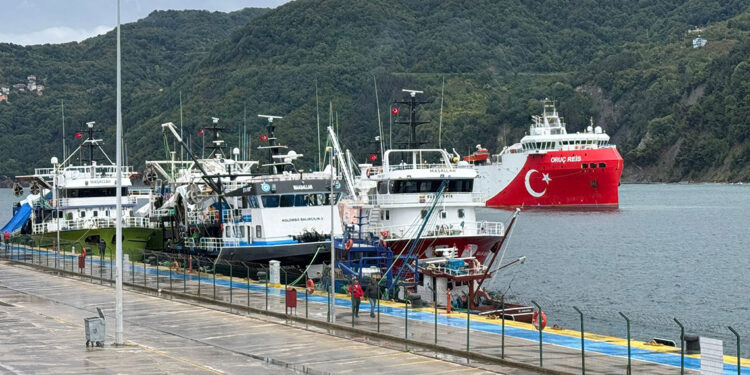 Bartın'a fırtına uyarısının ardından balıkçı tekneleri limana çekildi