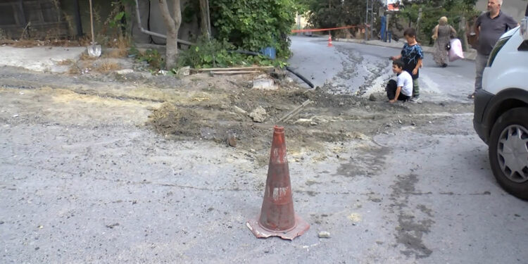 Başakşehir'de doğalgaz borusu patladı; 3 kişi hastaneye kaldırıldı