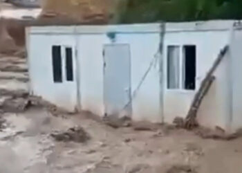 Başkale'de sel suları konteyneri sürükledi