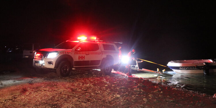 Bataklıkta mahsur kalan 2 arkadaştan 1'i boğuldu