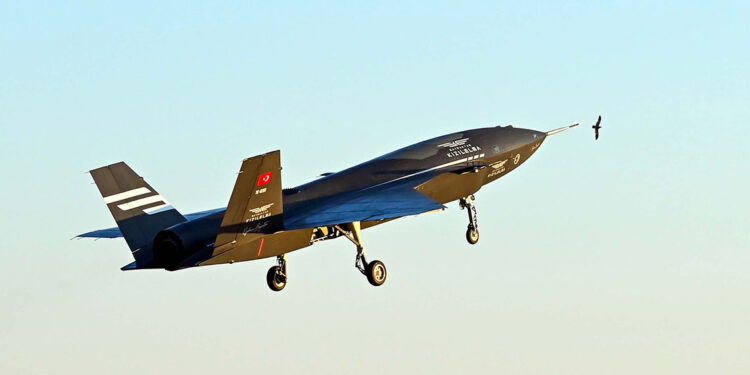 Bayraktar Kızılelma'nın üretim prototipi ilk uçuş testini tamamladı