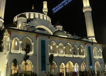 Beşiktaş Barbaros Hayrettin Paşa Camii'nde Mevlit Kandili programı