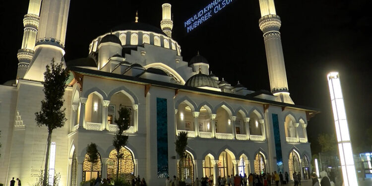 Beşiktaş Barbaros Hayrettin Paşa Camii'nde Mevlit Kandili programı