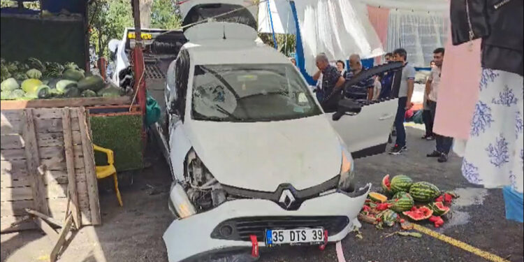 Beykoz'da otomobil pazara daldı; 2 yaralı