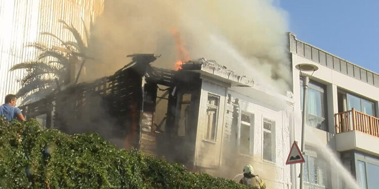 Beyoğlu'nda ahşap binada yangın