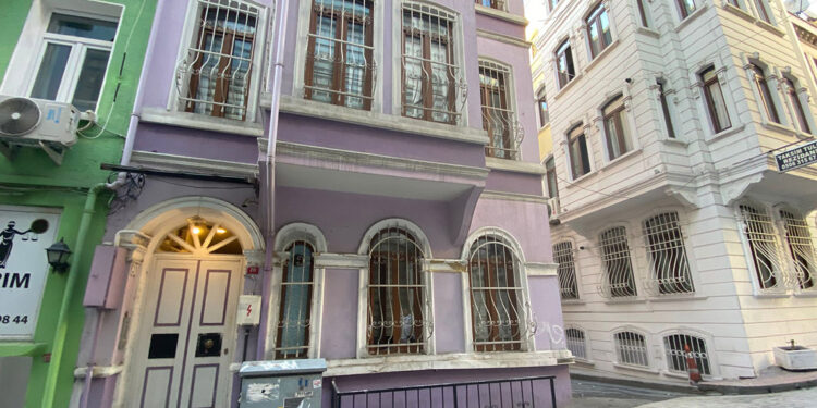 Beyoğlu'nda otel odasında sevgilisini darbederek öldürdü 