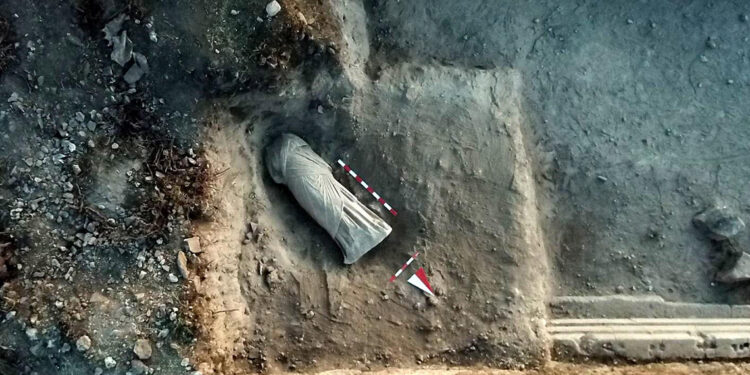 Blaundos'ta Roma dönemine ait kadın heykeli bulundu