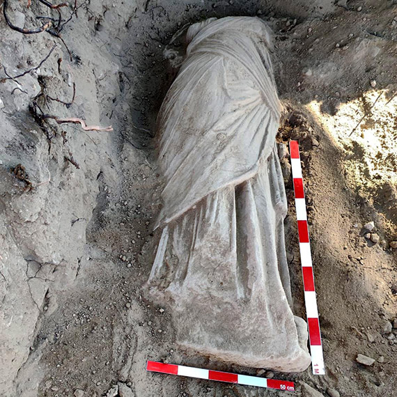 Blaundos'ta Roma dönemine ait kadın heykeli bulundu