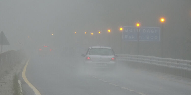 Bolu Dağı'nda sis ve yağmur; görüş mesafesi düştü