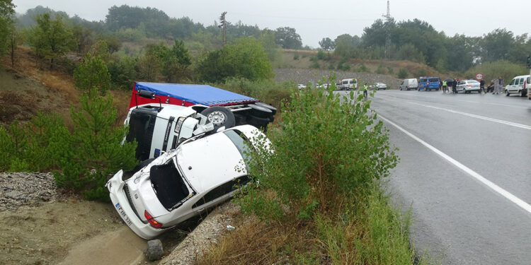 Bolu'da 4 aracın karıştığı kazada 2 yaralı