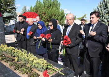 'Bozkırın Tezenesi' Neşet Ertaş mezarı başında anıldı