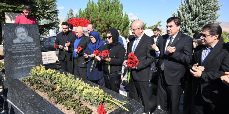 'Bozkırın Tezenesi' Neşet Ertaş mezarı başında anıldı