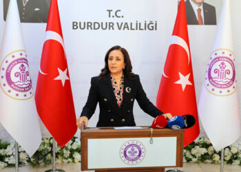 Burdur'un ilk kadın valisi göreve başladı