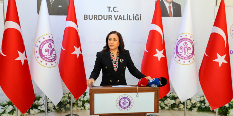 Burdur'un ilk kadın valisi göreve başladı