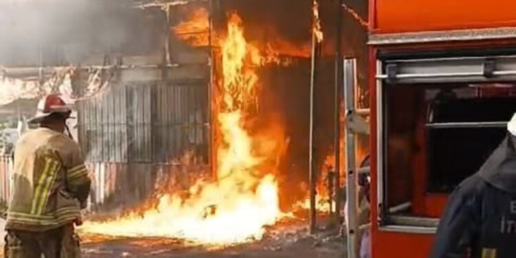 Bursa'da büfede çıkan yangın bitişikteki mobilya imalathanesine sıçradı