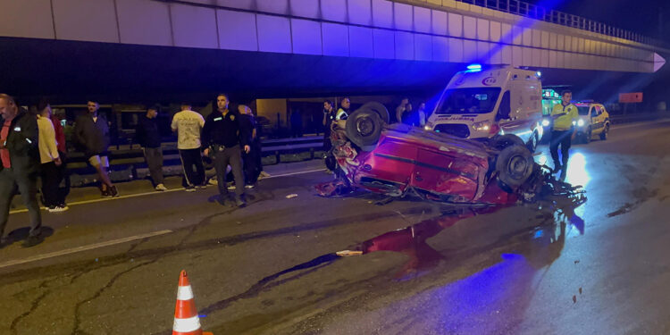 Bursa'da ehliyetsiz sürücünün kullandığı otomobil kaldırıma daldı: 4 yaralı